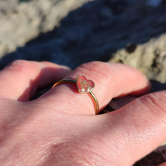 détail main 1 bague coeur rouge or