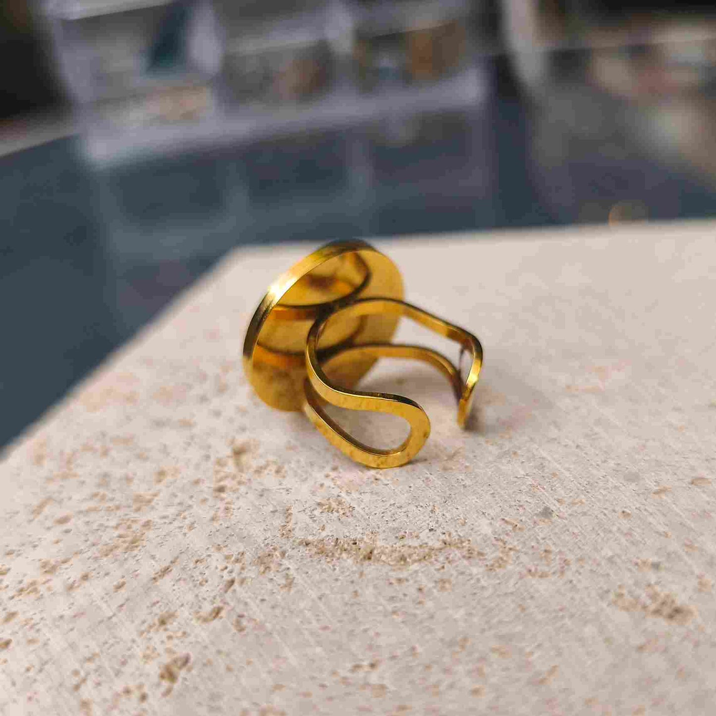 Bague ronde 20 mm vert céladon foncé avec touches de poudre d'or plaqué or