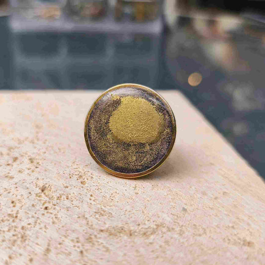 Bague ronde 25 mm Éclat Nocturne avec grande tache dorée sur fond violet noir