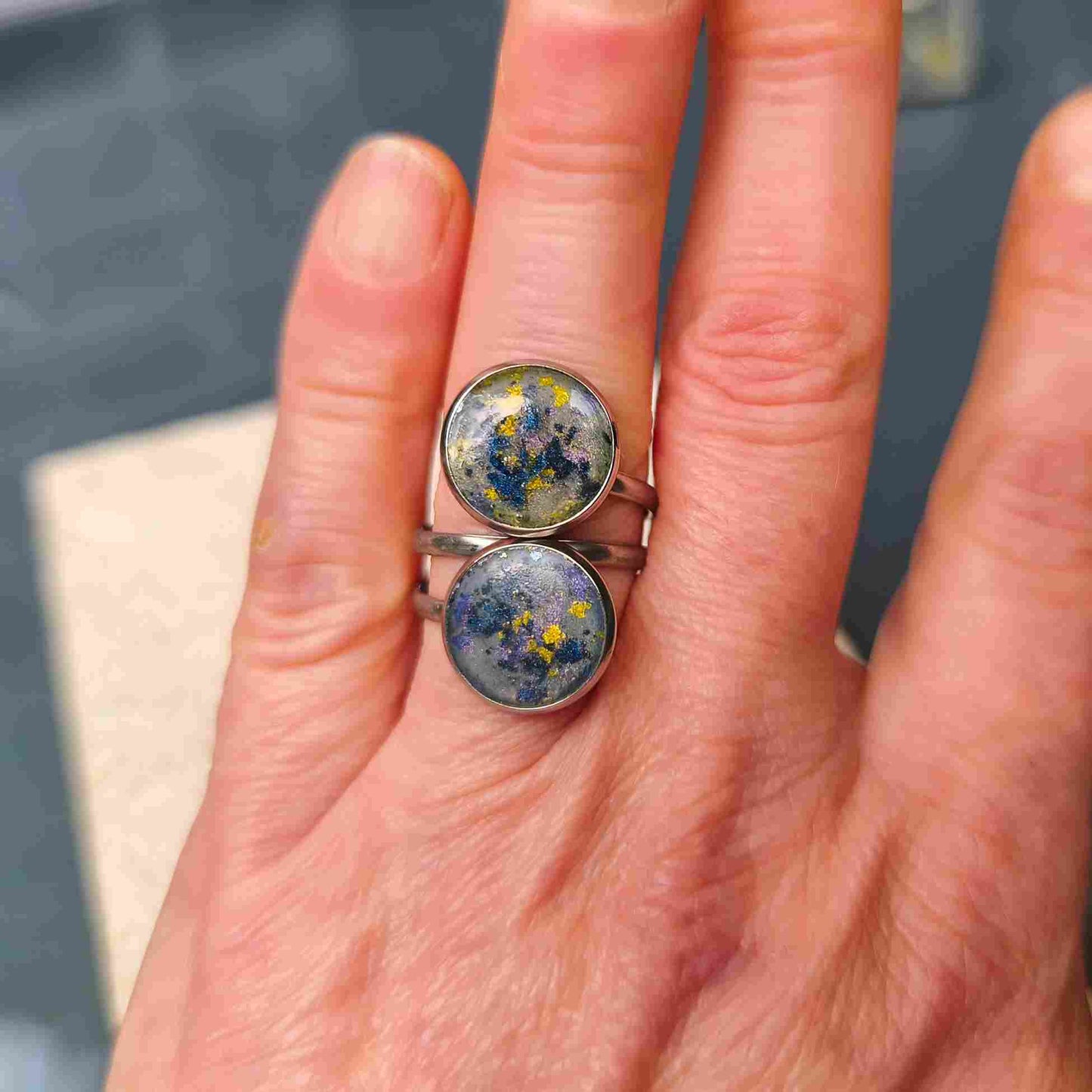 Bague double entrelacée inox 316 style Pollock avec ronds 10 mm violet jaune bleu sur fond gris