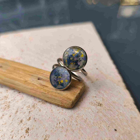 Bague femme inox 316 entrelacée 10 mm touches de couleurs violet jaune bleu
Création unique Made in France - bague double Pollock Enlacée inox
🔑 Balises SEO
Title : Bague “Pollock Enlacée” | Double anneau inox 316 10 mm violet, jaune, bleu sur fond gris
Meta description : Découvrez la bague “Pollock Enlacée” : double anneau en inox 316 avec ronds colorés violet, jaune et bleu sur fond gris, vernis protecteur. Pièce artisanale unique, livraison offerte en France.
Si tu veux, je peux préparer directemen