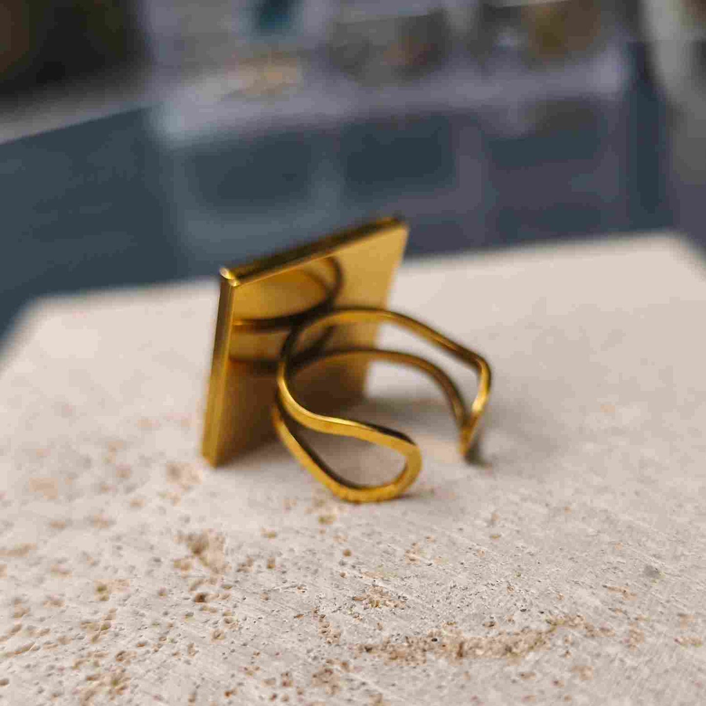 vue de dos bague carrée orangée et or