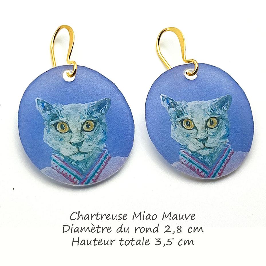Boucles d'oreilles chat chartreux gris fond mauve, bijou d'artiste