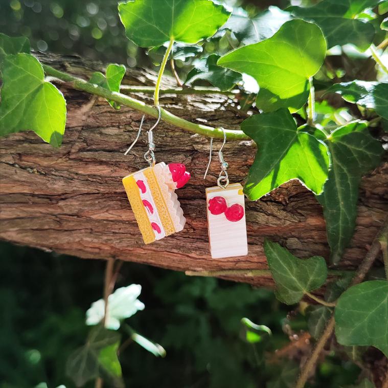 Boucles d'oreilles part de gâteau fraisier kawaii
