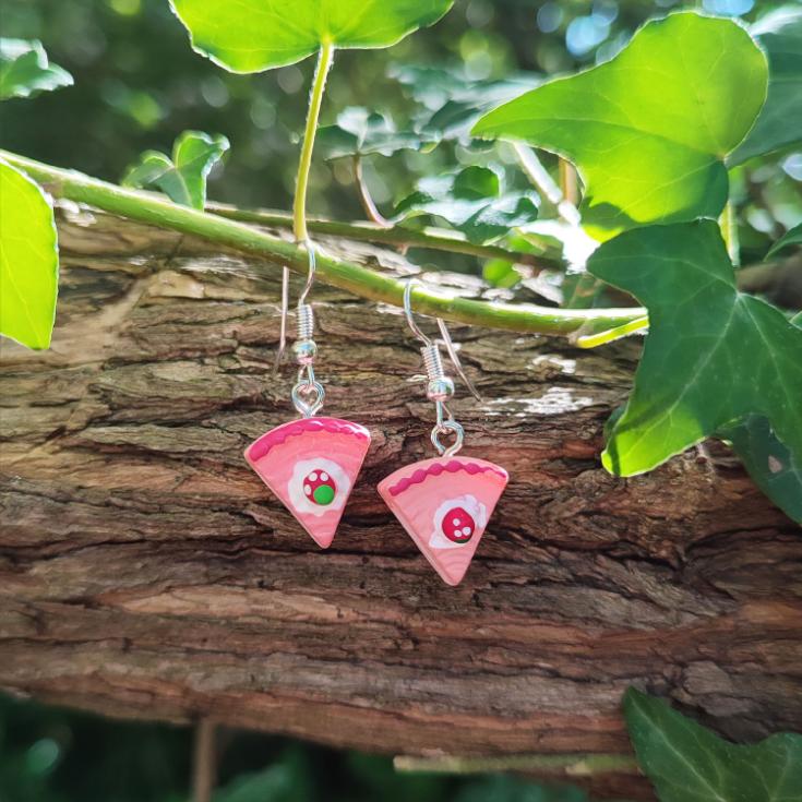 Boucles d'oreilles part de gâteau kawaii aux fraises modèle 2 vue 2