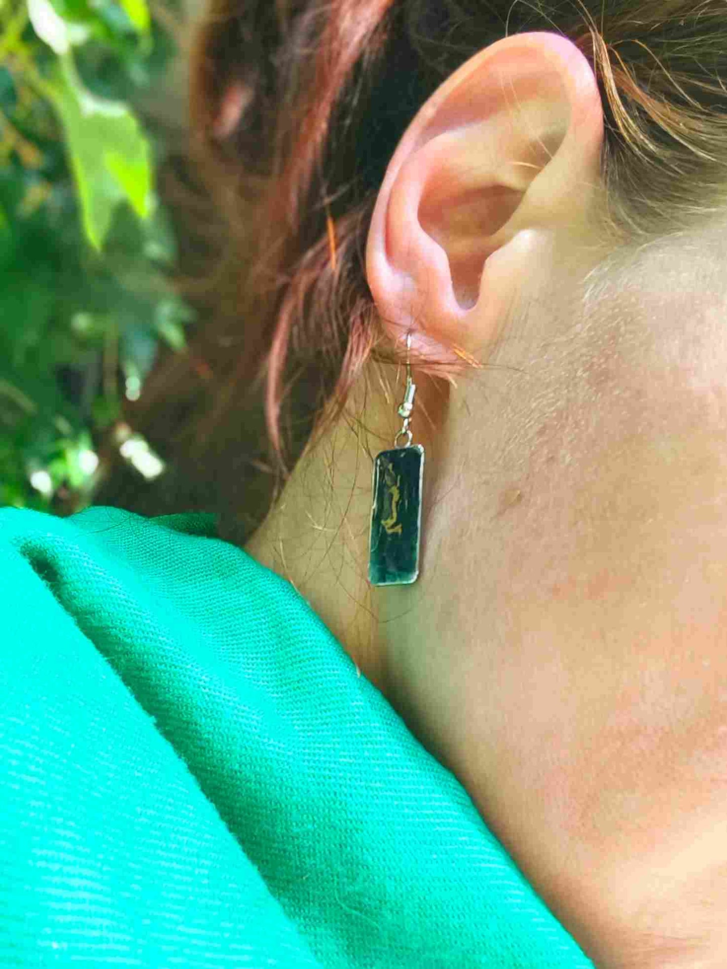 boucles oreilles rectangles bleu nuit portées