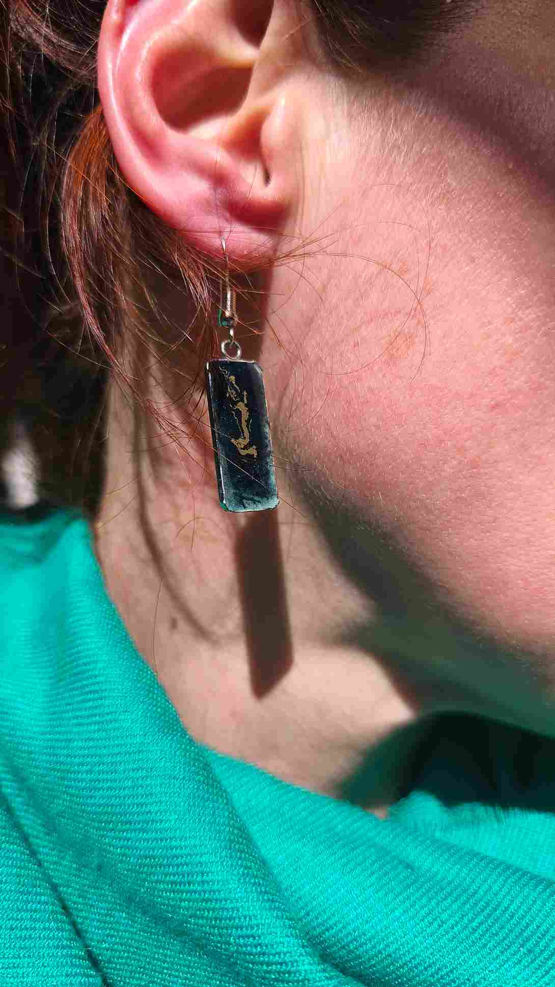 boucles oreilles rectangles bleu nuit portées 2