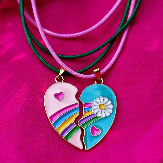 Colliers asymétriques avec cœur arc-en-ciel et fleur.