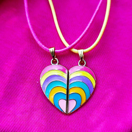 Colliers d’amitié en forme de cœur doré et arc-en-ciel.