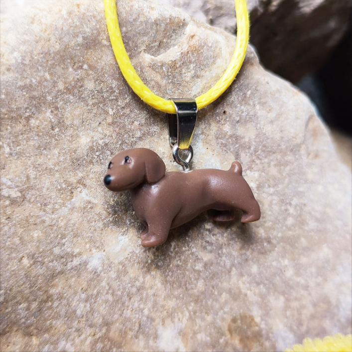 Collier chiens teckel marron kawaii