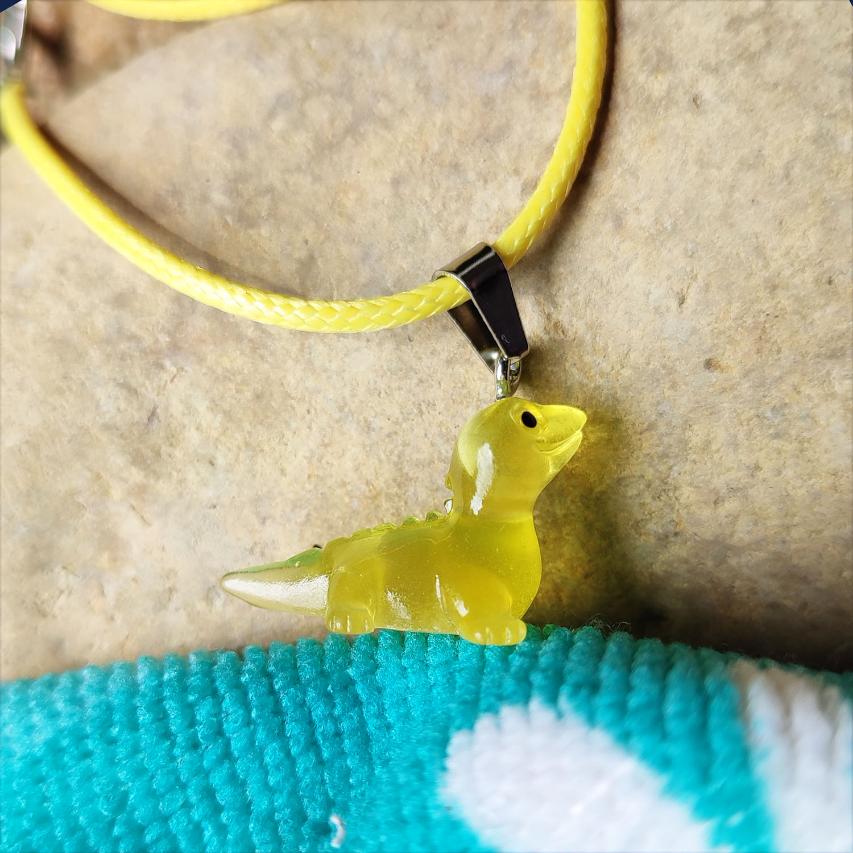 Collier dinosaure jaune fluorescents dans le noir, 6 modèles différents vue 2