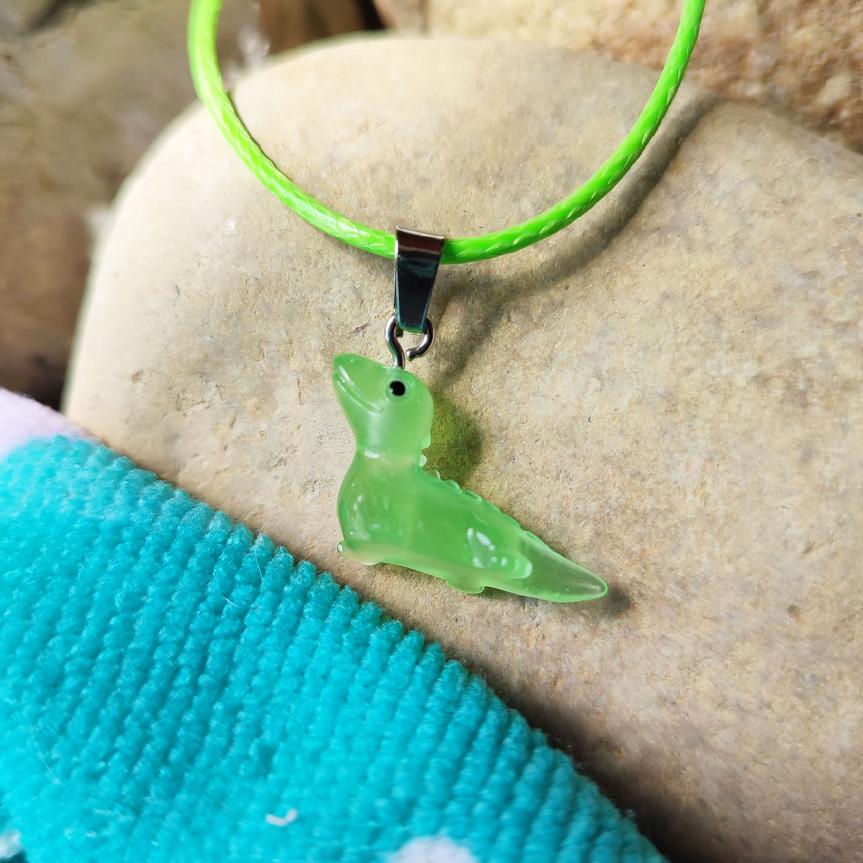 Collier dinosaure vert fluorescents dans le noir, 6 modèles différents