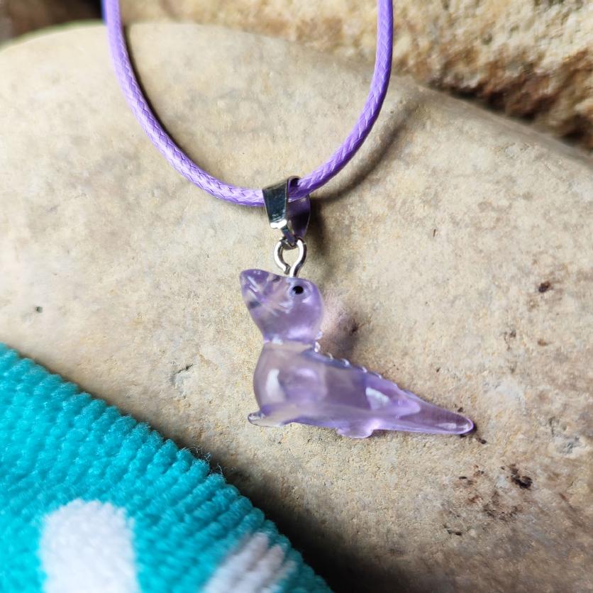 Collier dinosaure violet fluorescents dans le noir, 6 modèles différents