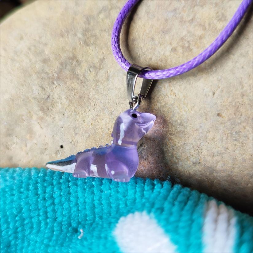 Collier dinosaure violet fluorescents dans le noir, 6 modèles différents vue 2
