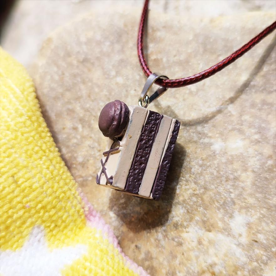 collier part de gâteau chocolat macaron chocolat