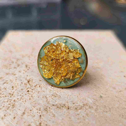 Bague ronde 25 mm vert céladon avec petites feuilles d'or plaqué or