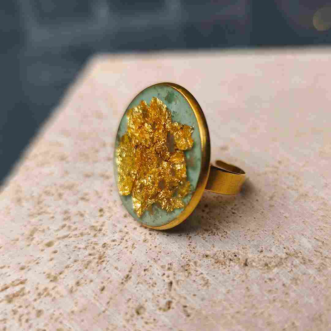 Bague femme ronde 25 mm décor poétique vert et or