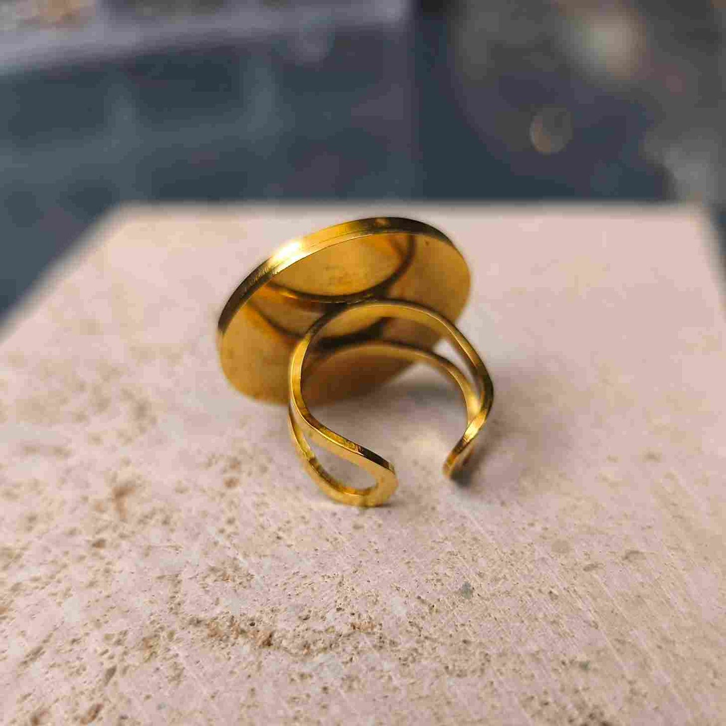 Bague femme ronde 25 mm motifs continentaux dorés sur fond rouge