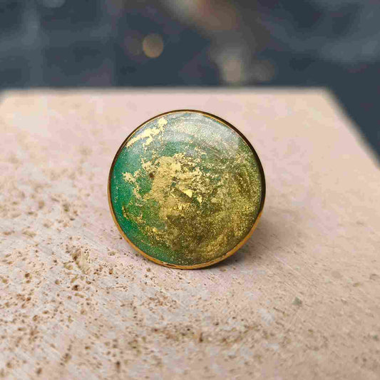 Bague ronde 25 mm vert lumineux avec motifs soleil en poudre d'or plaqué or