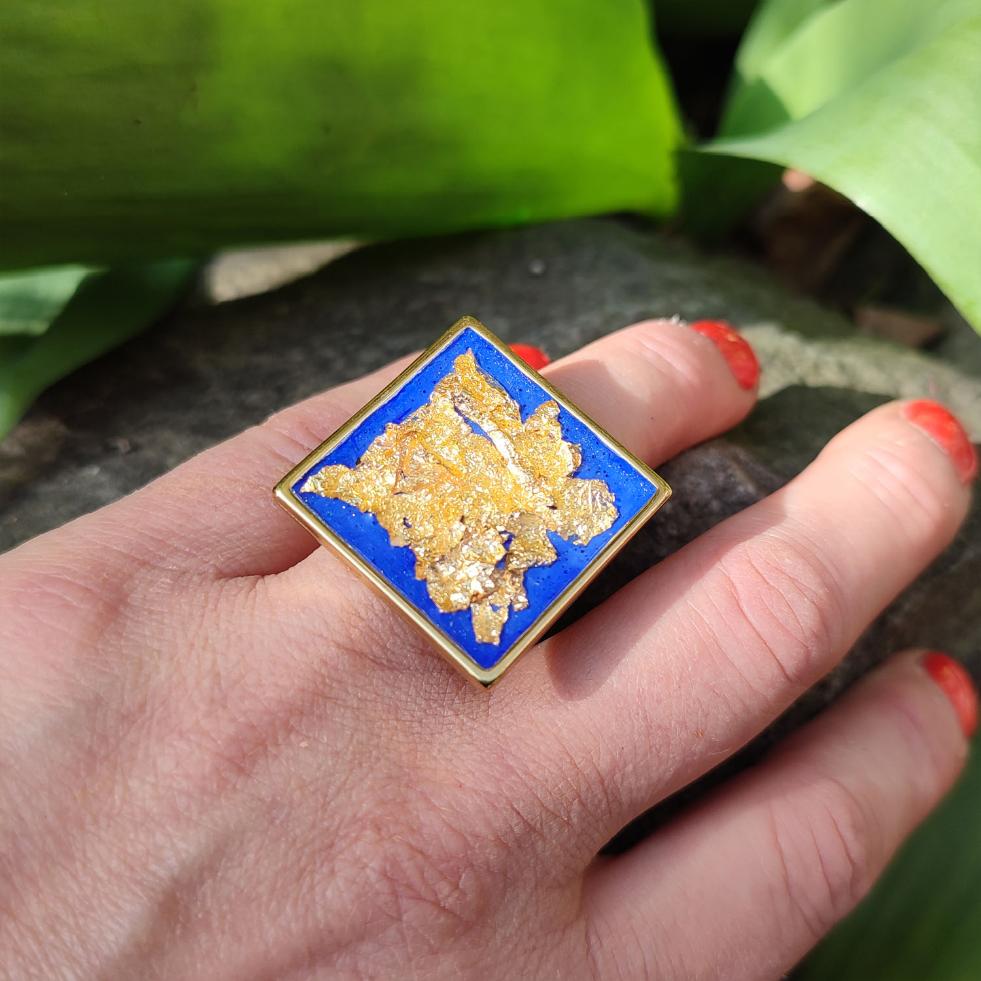 Grande Bague Femme Art Déco Bleu Outremer Feuille d'Or vue portée par un modèle