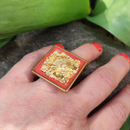 Grande Bague Femme Art Déco | Rouge Corail Feuille d'Or vue portée par un modèle
