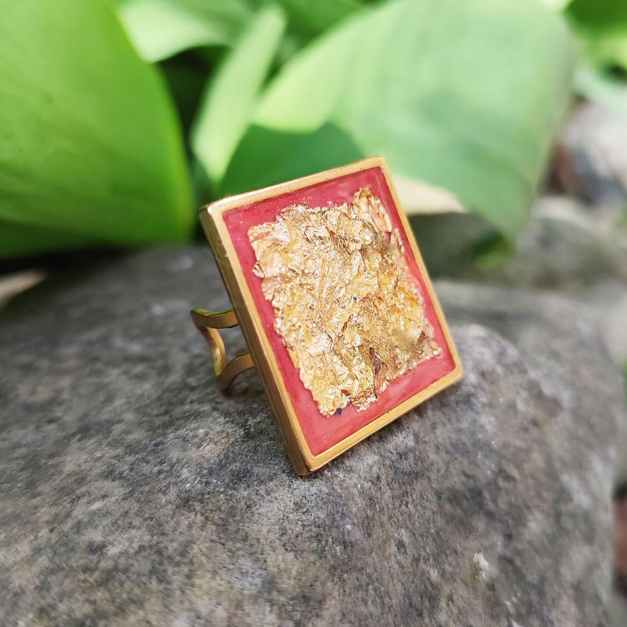 Grande Bague Femme Art Déco | Rouge Corail Feuille d'Or vue de côté