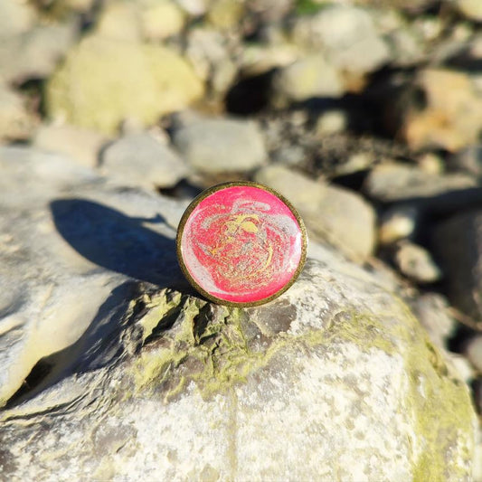 Bague Art Déco rouge et gris avec poudre de cuivre en plaqué or 24 carats.