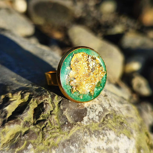 Bague Art Déco Vert Céladon Foncé avec Feuille d'Or et Plaqué Or 24K.