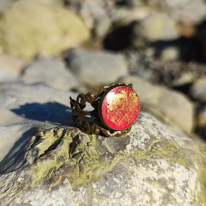 Bague Art Nouveau Rouge Unique Laiton vue de trois quart
