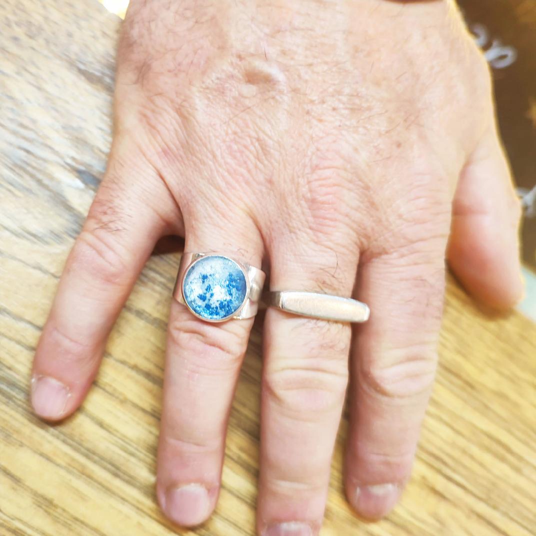 photo-client-bague-chevaliere-homme-pigments-acier.jpg