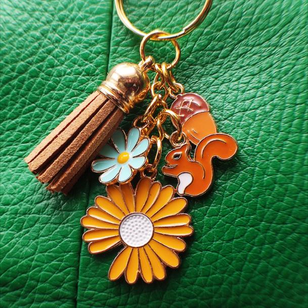 Porte-clé accroché à un sac en cuir naturel.