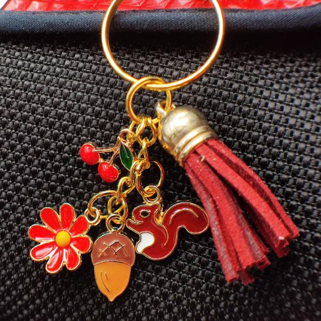 Porte-clé accroché à un sac à main rouge élégant.
