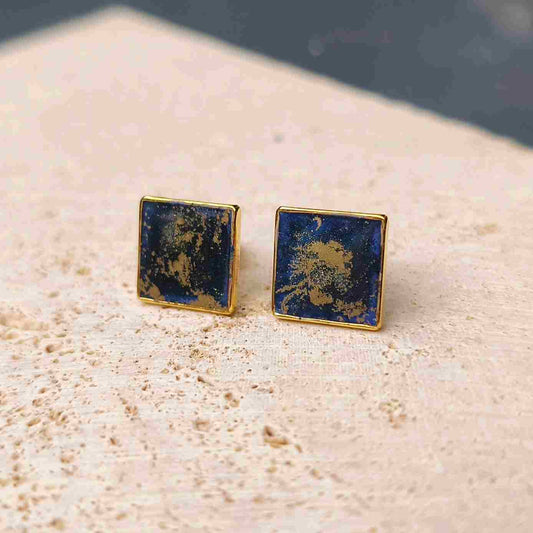 Boucles d'oreilles puces carrées 10 mm bleu nuit et poudre d'or plaqué or 18K