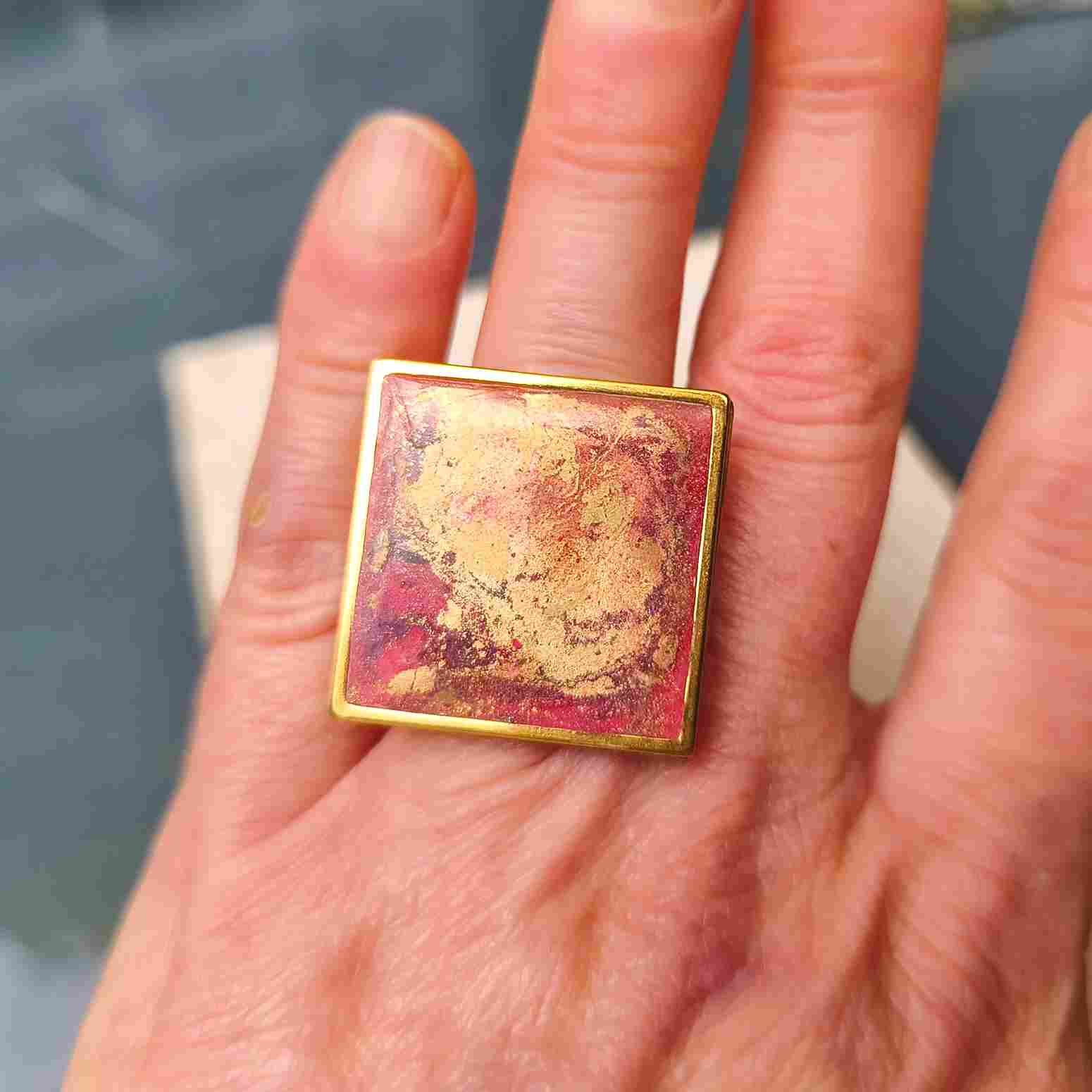 Bijou artisanal rouge profond décoré de feuille d'or