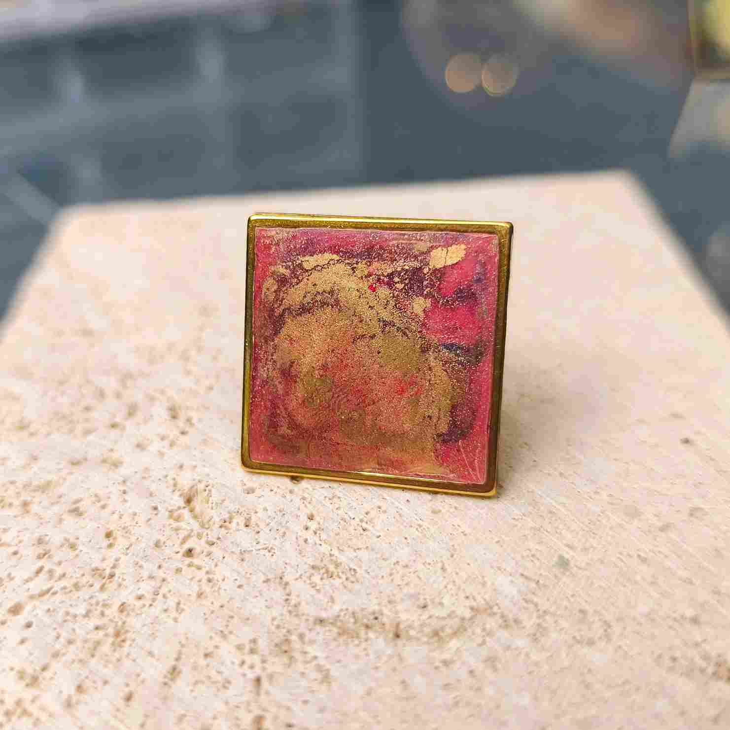 Bague rouge minéral 25 mm a plaqué or 24K