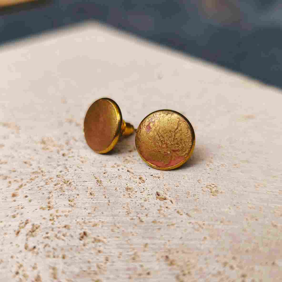 Bijou artisanal corail avec grosse explosion d’or 10 mm