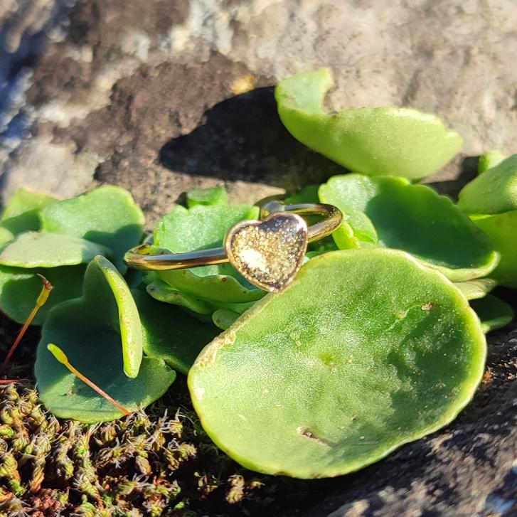 bague coeur noir avec des flammes d'or qui dansent