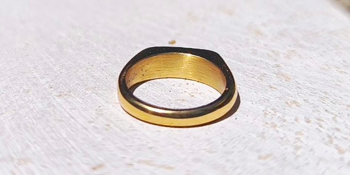vue de dos bague rouge ellipse feuille or 24 carats Maroussia Bijou