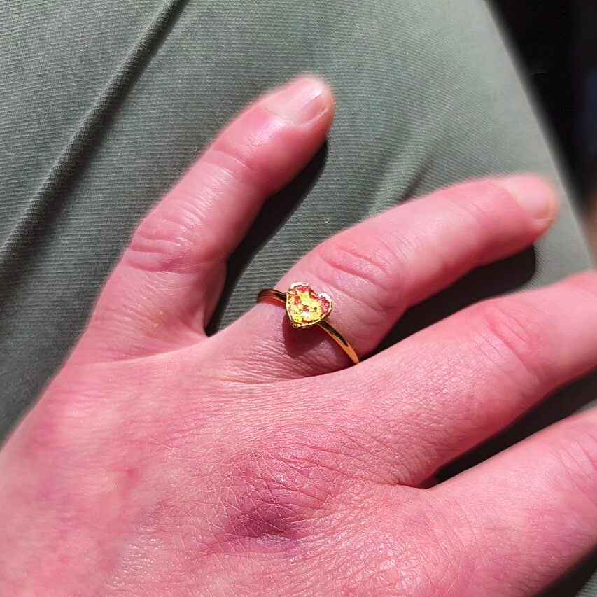Bague cœur rouge Mini Flamme en résine écologique et feuille d’or 24 carats – Maroussia Bijou