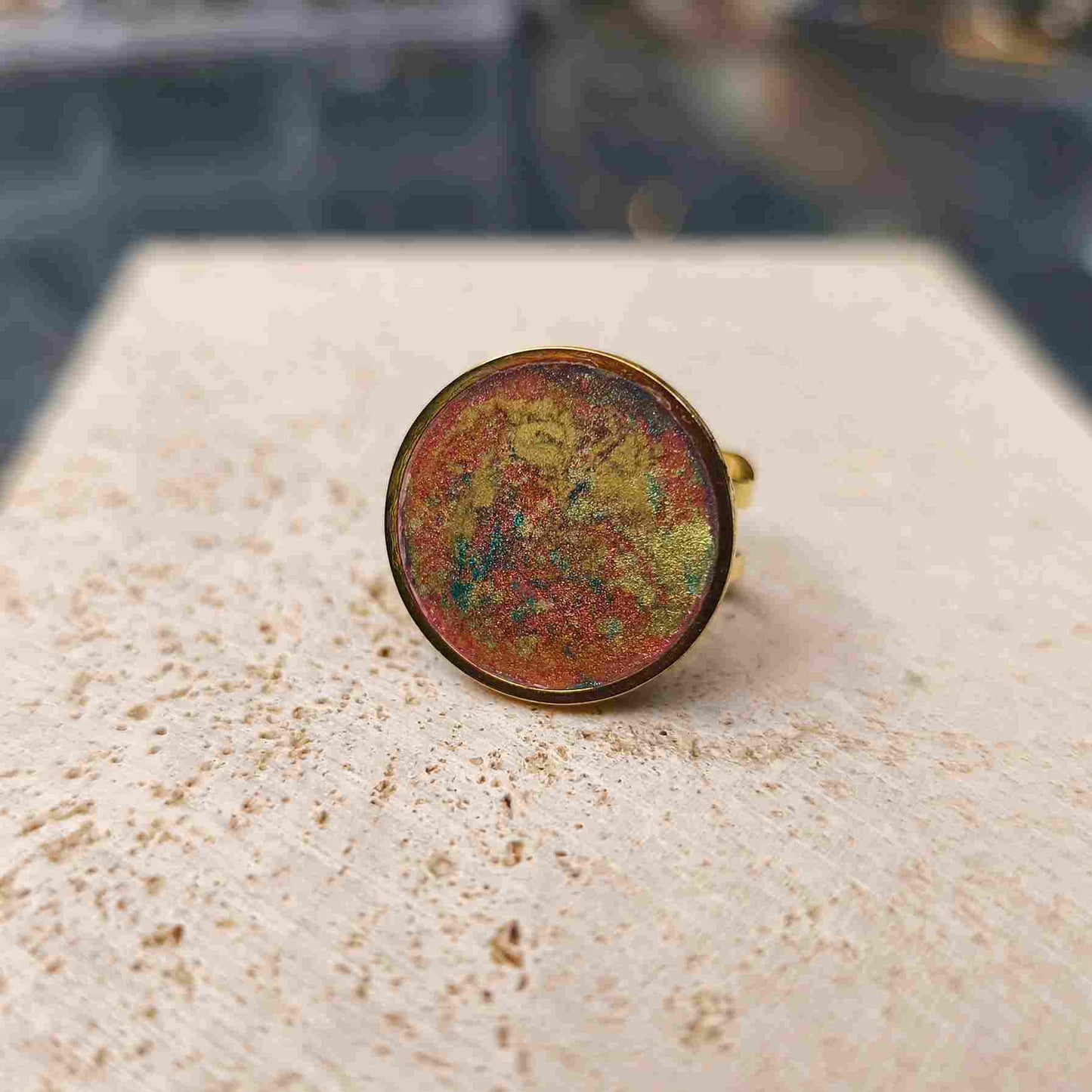 Bague ronde 20 mm orange et turquoise avec poudre d'or