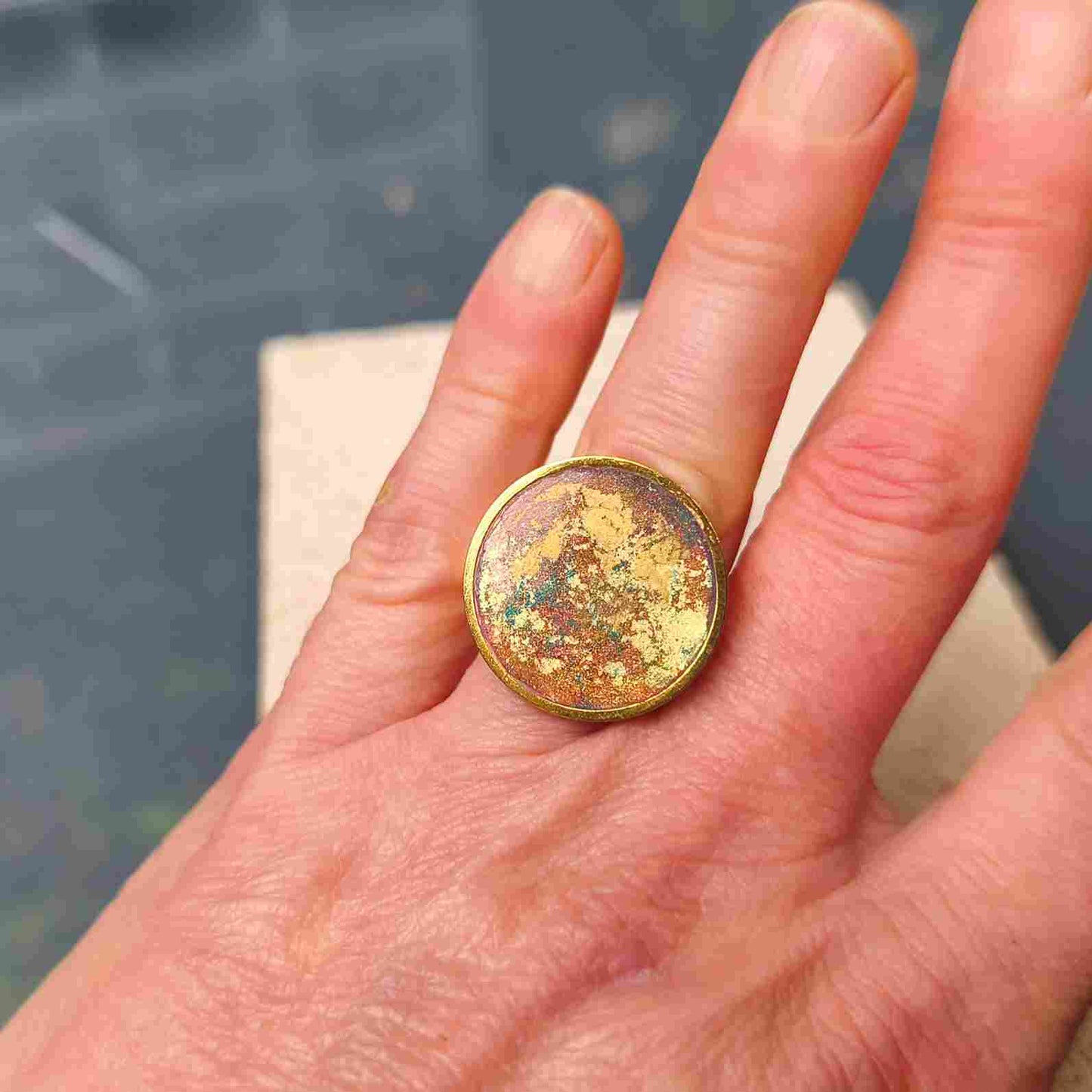 Bijou artisanal plaqué or 24K pigments orange et turquoise