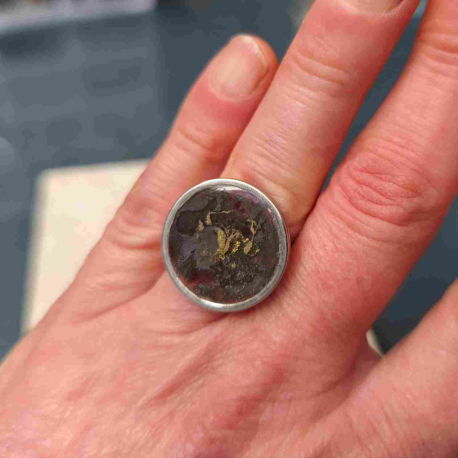 Création unique Made in France - bague ronde Scorpion poudre d'or