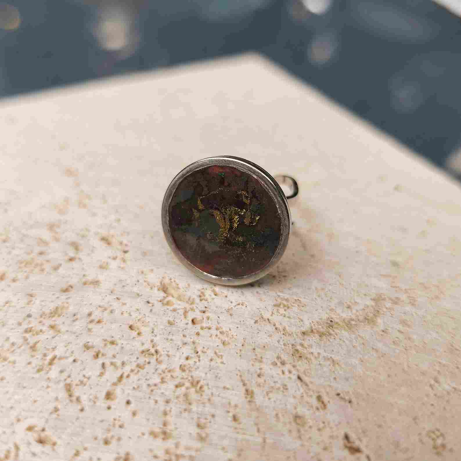 Bague femme ronde 20 mm teinte très sombre violet noir et or