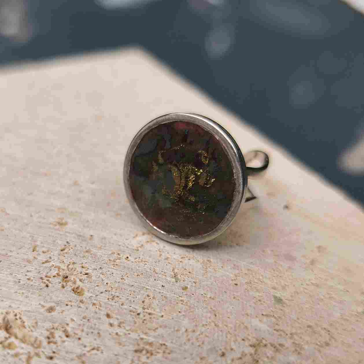 Bague ronde 20 mm motif Scorpion en poudre d'or sur fond violet noir