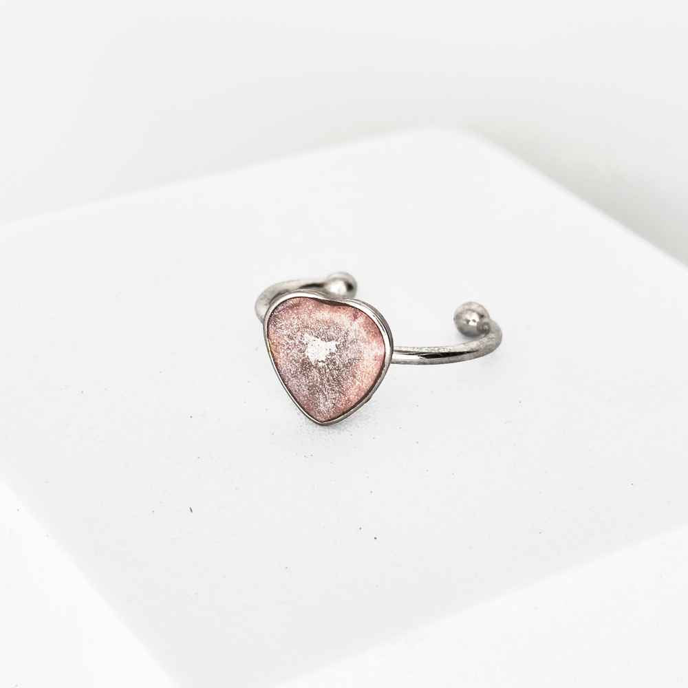 Bijou artisanal rose pâle avec reflets argentés Amour Silencieux