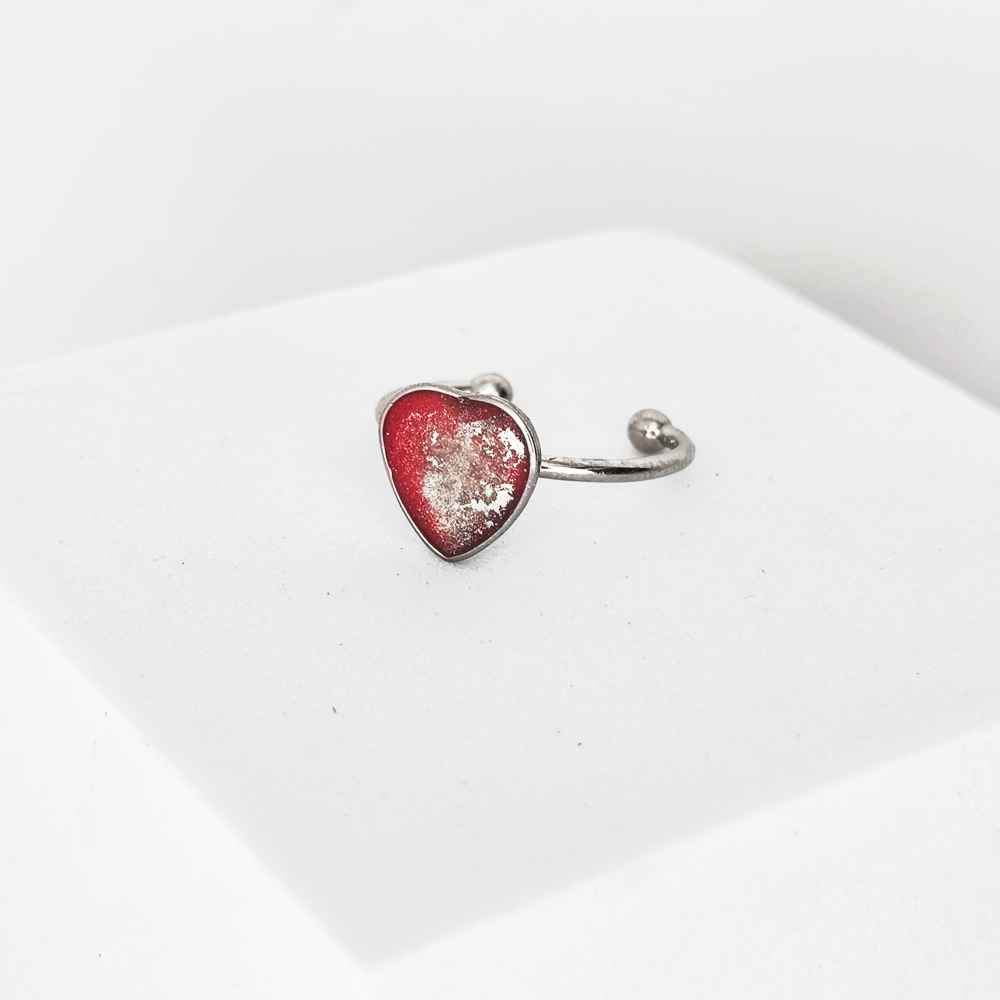 Bijou artisanal rouge profond avec reflets argentés 15h15