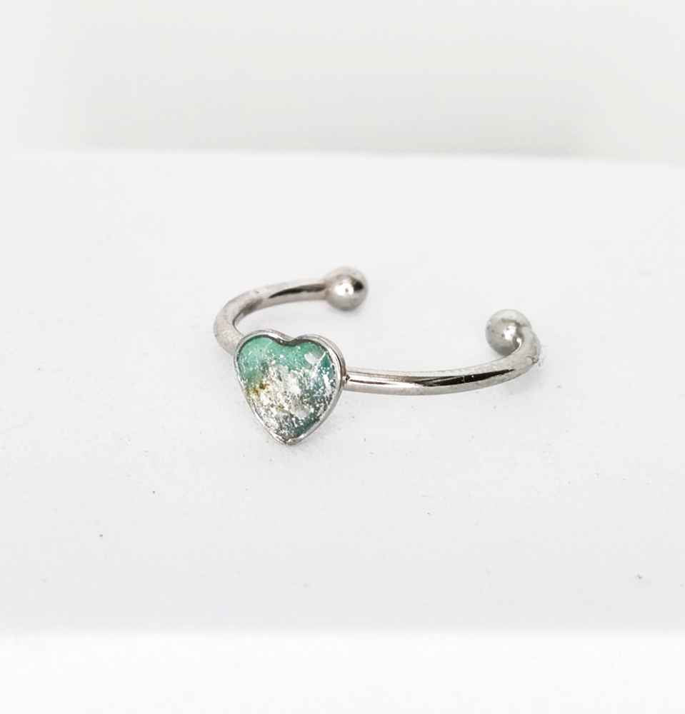 Bijou artisanal vert pâle avec reflets argentés Vertige Secret