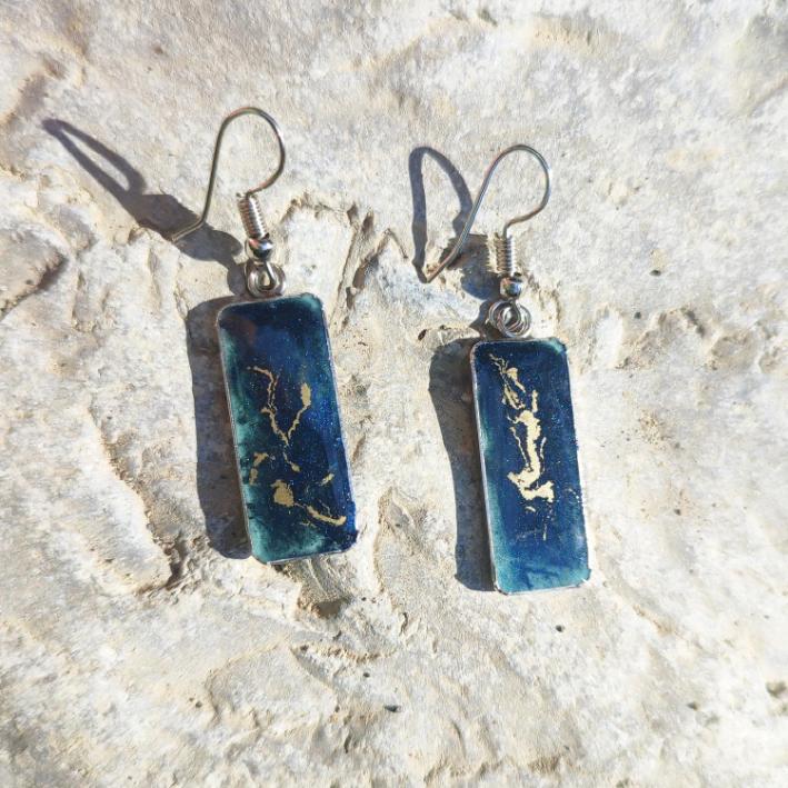 Boucles d’oreilles Art Nouveau pendantes rectangulaires vert émeraude et bronze.