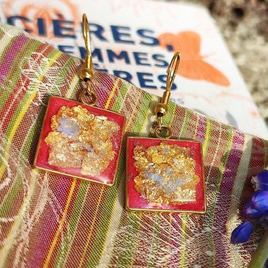 Boucles d’oreilles pendantes carrées Art Nouveau rouge avec feuille d’or et poudre d’argent.