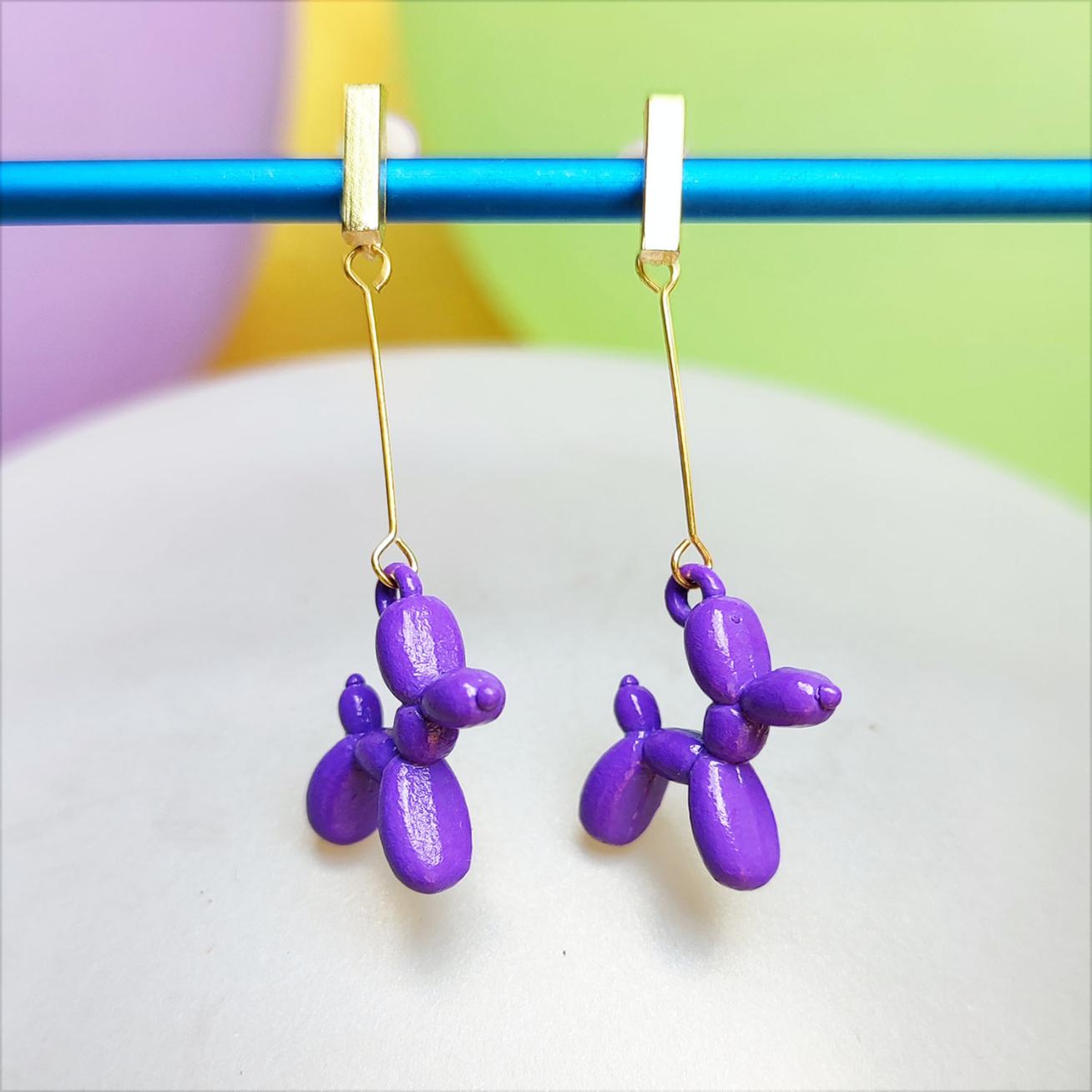 Boucles d'oreilles chien ballon dorées violet vue 2